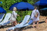 EXKLUSIV - Sharon Stone am Beach auf Maui