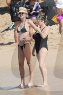 EXKLUSIV - Sharon Stone am Beach auf Maui