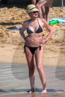 EXKLUSIV - Sharon Stone am Beach auf Maui