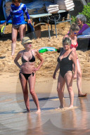EXKLUSIV - Sharon Stone am Beach auf Maui