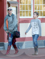 PEOPLE - Gwen Stefani geht mit ihrer Familie shoppen