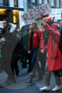 PEOPLE - Bella und Gigi Hadid protestieren gegen Trump's Einreisestop