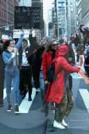 PEOPLE - Bella und Gigi Hadid protestieren gegen Trump's Einreisestop
