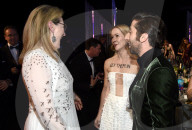 PEOPLE - SAG Awards in Los Angeles: Simon Helberg und Jocelyn Towne demonstrieren gegen Trump