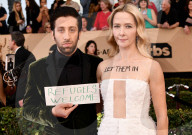 PEOPLE - SAG Awards in Los Angeles: Simon Helberg und Jocelyn Towne demonstrieren gegen Trump