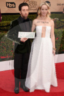 PEOPLE - SAG Awards in Los Angeles: Simon Helberg und Jocelyn Towne demonstrieren gegen Trump