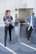 PEOPLE - Amber Heard geht an die Anti-Trump Demonstration am Flughafen in LA