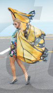 STUDIO - Paris Hilton posiert auf dem Flughafen von La Reunion