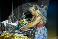 STUDIO - Paris Hilton als DJ auf La Reunion