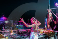 STUDIO - Paris Hilton als DJ auf La Reunion