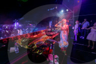 STUDIO - Paris Hilton als DJ auf La Reunion