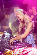 STUDIO - Paris Hilton als DJ auf La Reunion