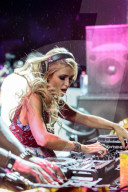 STUDIO - Paris Hilton als DJ auf La Reunion