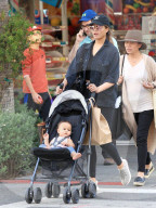 PEOPLE - Chrissy Teigen geht mit Tochter Luna unterwegs