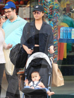 PEOPLE - Chrissy Teigen geht mit Tochter Luna unterwegs