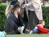 PEOPLE - Chrissy Teigen geht mit Tochter Luna unterwegs
