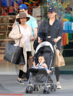 PEOPLE - Chrissy Teigen geht mit Tochter Luna unterwegs