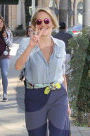 PEOPLE - Sharon Stone macht das Peace Zeichen