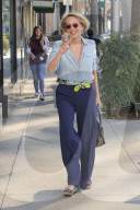 PEOPLE - Sharon Stone macht das Peace Zeichen