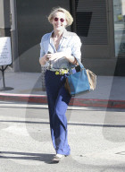 PEOPLE - Sharon Stone macht das Peace Zeichen