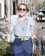 PEOPLE - Sharon Stone macht das Peace Zeichen