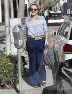 PEOPLE - Sharon Stone macht das Peace Zeichen