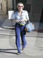 PEOPLE - Sharon Stone macht das Peace Zeichen