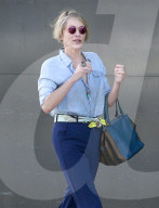 PEOPLE - Sharon Stone macht das Peace Zeichen
