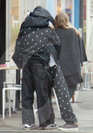 PEOPLE - Rocco Ritchie turtelt mit seiner Freundin Kim Turnbull in London