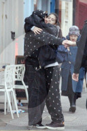 PEOPLE - Rocco Ritchie turtelt mit seiner Freundin Kim Turnbull in London