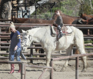 EXKLUSIV - Gwen Stefani geht mit ihren Kindern auf einer Ranch reiten