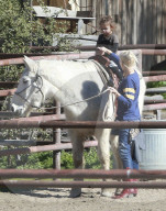 EXKLUSIV - Gwen Stefani geht mit ihren Kindern auf einer Ranch reiten