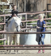 EXKLUSIV - Gwen Stefani geht mit ihren Kindern auf einer Ranch reiten
