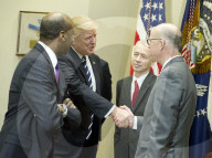 NEWS - Washington: Trump Abgeornete von PhRMA 
