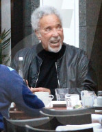 EXKLUSIV - Tom Jones bei Lunch mit Freunden