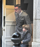 EXKLUSIV - David Furnish mit seinem Sohn im 'Kensington Chelsea Registar Office'