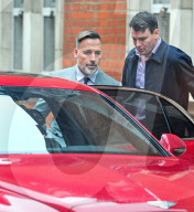 EXKLUSIV - David Furnish mit seinem Sohn im 'Kensington Chelsea Registar Office'