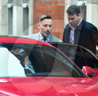 EXKLUSIV - David Furnish mit seinem Sohn im 'Kensington Chelsea Registar Office'