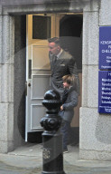 EXKLUSIV - David Furnish mit seinem Sohn im 'Kensington Chelsea Registar Office'