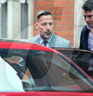 EXKLUSIV - David Furnish mit seinem Sohn im 'Kensington Chelsea Registar Office'