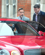 EXKLUSIV - David Furnish mit seinem Sohn im 'Kensington Chelsea Registar Office'