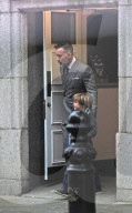 EXKLUSIV - David Furnish mit seinem Sohn im 'Kensington Chelsea Registar Office'