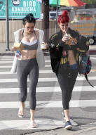 PEOPLE - Bauchfreie Girls: Bella und Dani Thorne