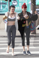 PEOPLE - Bauchfreie Girls: Bella und Dani Thorne