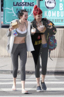 PEOPLE - Bauchfreie Girls: Bella und Dani Thorne