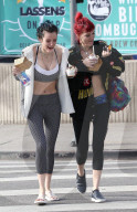 PEOPLE - Bauchfreie Girls: Bella und Dani Thorne