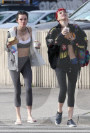 PEOPLE - Bauchfreie Girls: Bella und Dani Thorne