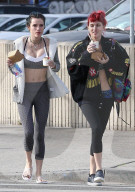 PEOPLE - Bauchfreie Girls: Bella und Dani Thorne