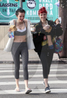 PEOPLE - Bauchfreie Girls: Bella und Dani Thorne