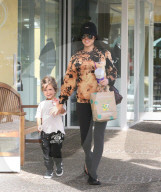 PEOPLE - Girls Day:  Kourtney Kardashian mit Tochter Penelope unterwegs